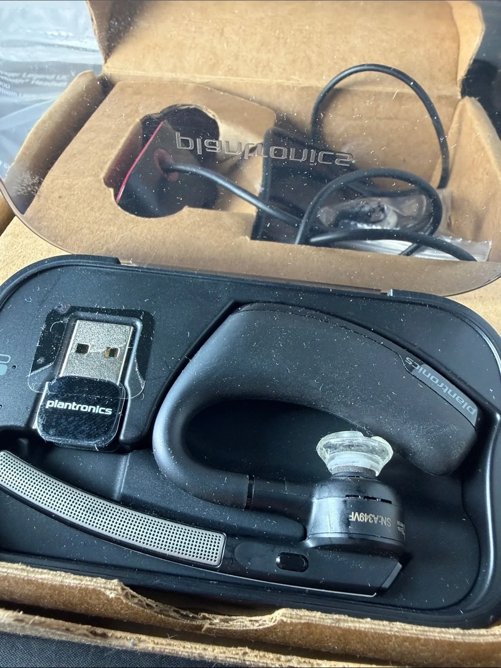 Plantronic Voyager Legend UC Bluetooth Headset Text/Noise Reduction B235